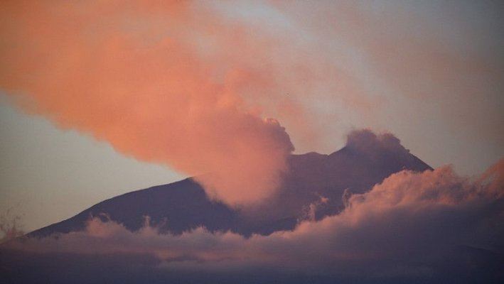 Vulcanul Etna a intrat din nou în erupţie. Aeroportul Catania, din apropiere, a fost închis 