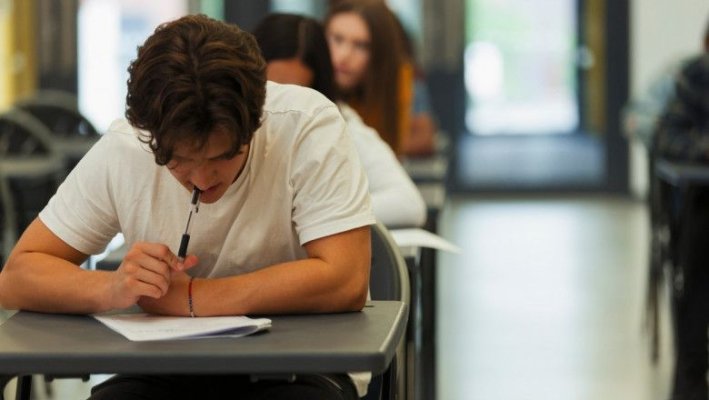Sesiunea specială a Bacalaureatului 2023. Elevii olimpici dau proba scrisă la Limba şi literatura română