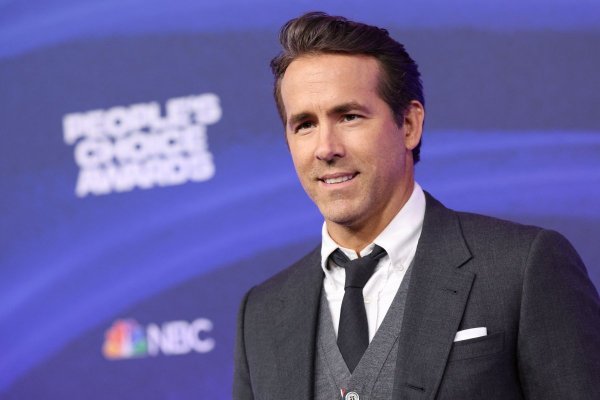 Ryan Reynolds a apărut într-o reclamă Tesla folosind tehnologia deepfake generată de AI
