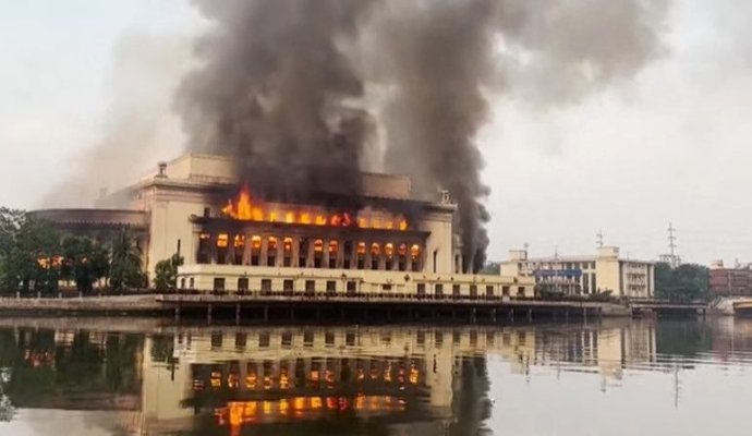 La Manila, un uriaş incendiu a distrus un oficiu poştal istoric