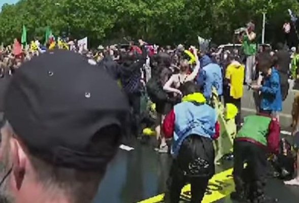  Manifestaţie pentru climat în Olanda: peste 1.500 de arestaţi
