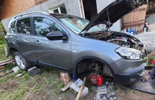 Un bărbat a murit strivit de propria mașină, în timp ce încerca să o repare