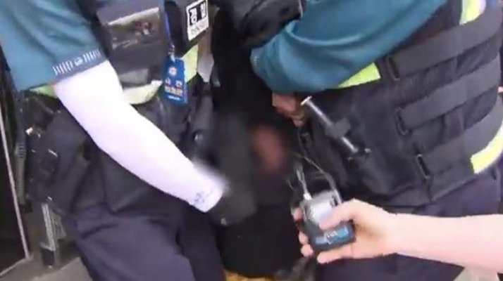 Pasagerul care a deschis uşa avionului Asiana Airlines în zbor spune că simţea că se sufocă 