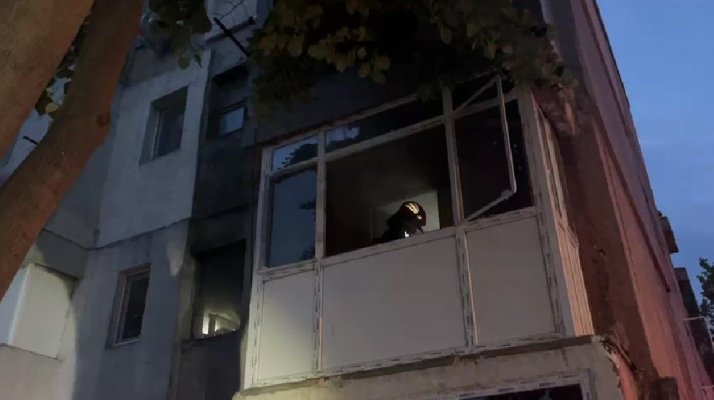 Incendiu produs la o garsonieră, în Tulcea. Mai multe persoane s-au autoevacuat. Video