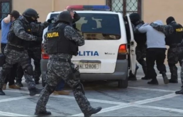 Trei cetățeni italieni prinși în flagrant când ridicau un colet cu droguri, în Mamaia! Video