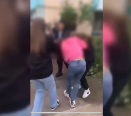 Bătaie cu pumni şi picioare între două eleve, în Tecuci! Video