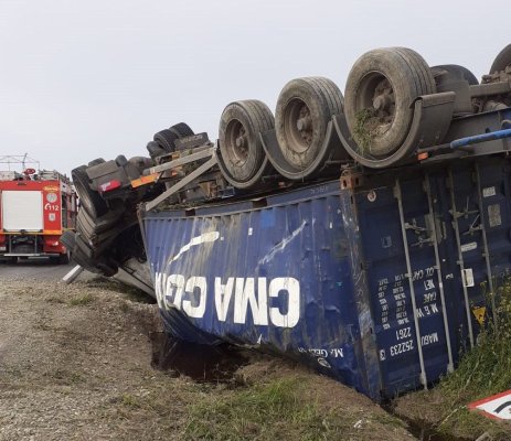 TIR răsturnat pe DN22, în zona Gura Dobrogei