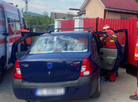 Trei persoane, printre care și un copil, au ajuns la spital, după ce au intrat cu mașina într-un gard