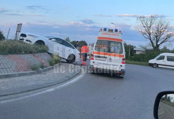 Accident rutier la Ovidiu. S-a urcat cu maşina pe sensul giratoriu