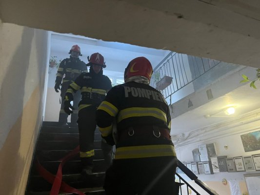 Incendiu la o garsonieră, într-un bloc de locuințe. 20 de persoane s-au autoevacuat. Video