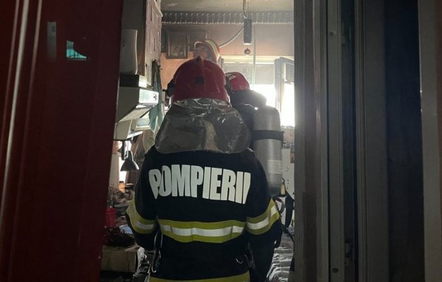 Incendiu într-un bloc de garsoniere, de la o candelă aprinsă, lăsată nesupravegheată