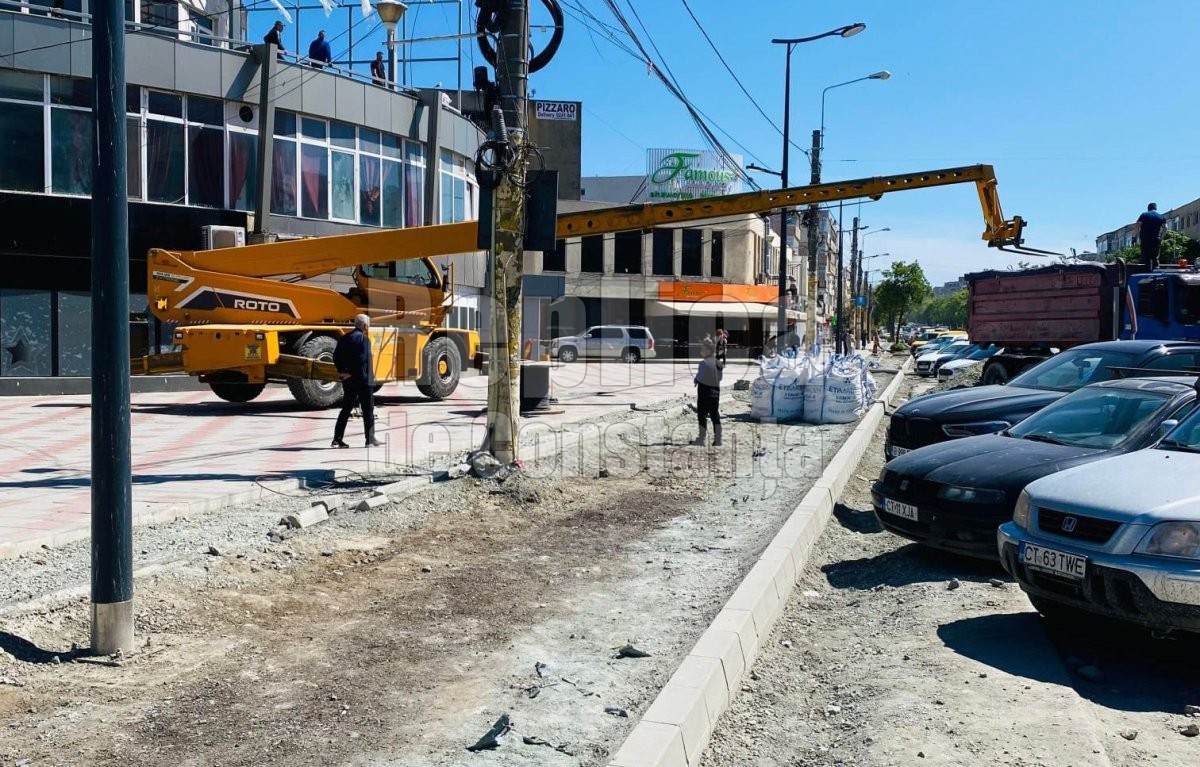 Dupa ce s-a reabilitat trotuarul din fata complexului Dacia, au intrat altii ca sa-l strice. Video Dupa ce s-a reabilitat trotuarul din fata complexului Dacia, au intrat altii ca sa-l strice. Video
