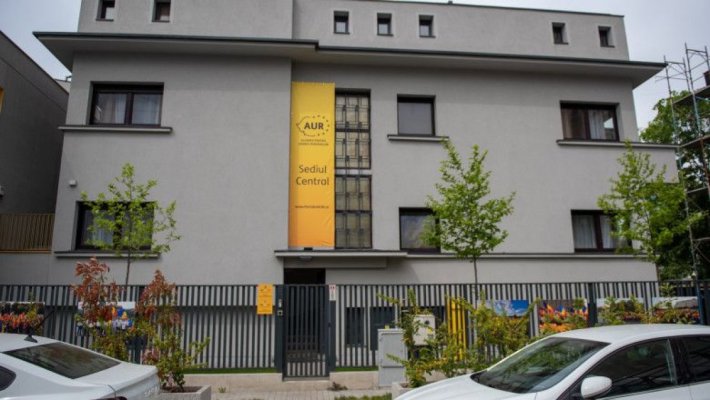 AUR a înlocuit drapelul României cu propriul tricolor cu stemă