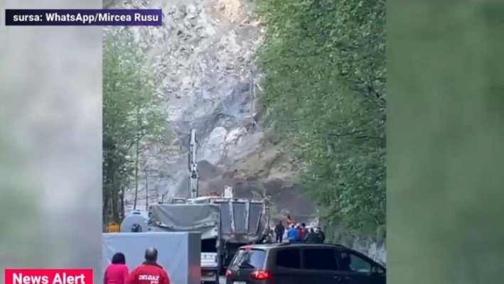 Alunecare de teren pe DN 17B. Traficul este oprit! Video