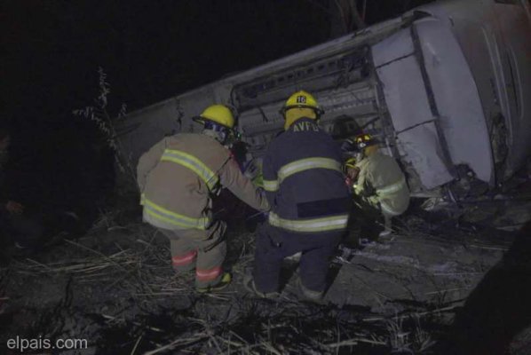  Mexic: Cel puţin 18 turişti morţi într-un accident de autobuz