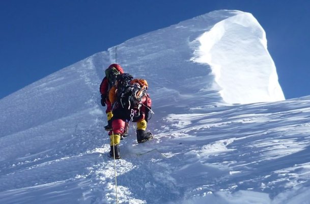Alpinism: Un american a decedat pe Everest