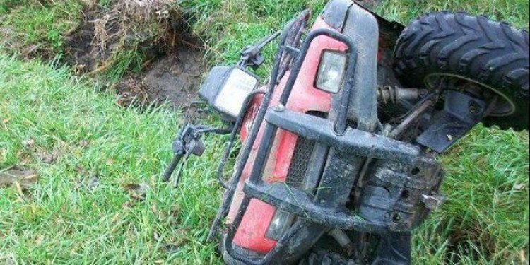Un ATV s-a răsturnat într-un pârâu: un tânăr a murit, iar un altul a fost rănit grav