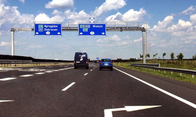 Român omorât pe o autostradă din Ungaria. 40 de mașini au trecut peste trupul lui