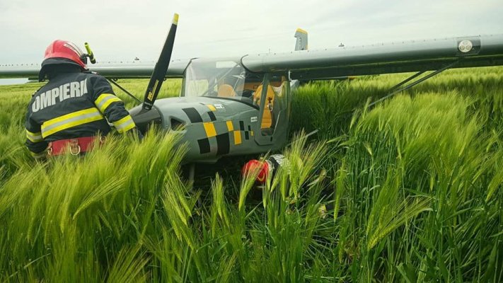 Un avion a aterizat forțat într-un lan de grâu
