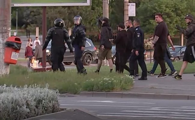 Suporterii Dinamo au băgat un polițist în spital, într-o bătaie generală