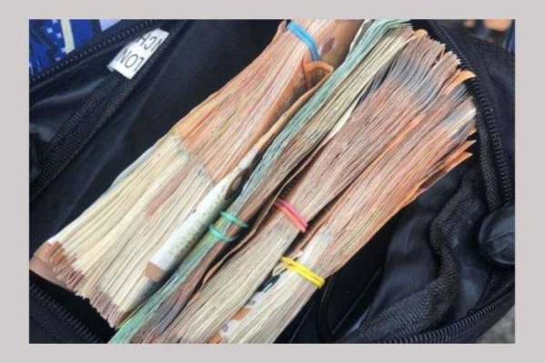 Un bărbat și-a uitat borseta plină ochi cu bani și bijuterii într-un autobuz 