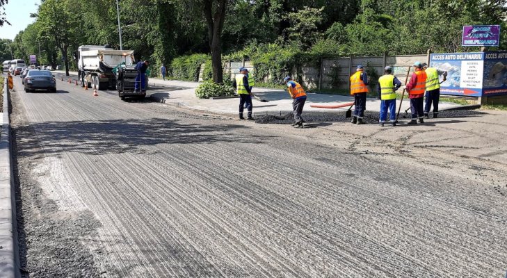 Continuă procesul de recondiționare a carosabilului pe bulevardul Mamaia