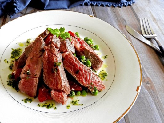 Oncolog: Nu renunțarea la carne, ci aceste obiceiuri sunt esențiale pentru a lupta cu cancerul