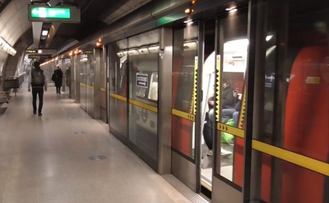 Tentativă de suicid la stația de metrou Aviatorilor: Un călător a plonjat pe șine