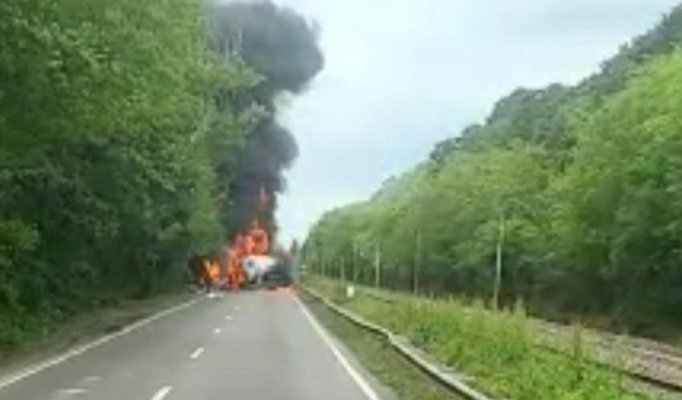 Incendiu şi pericol de explozie după un accident pe Centura Bucureşti