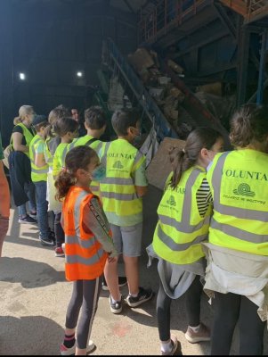 Elevii clasei a-V-a de la Liceul Teoretic „Ovidius”, în vizită la stația de sortare și reciclare din Constanța 