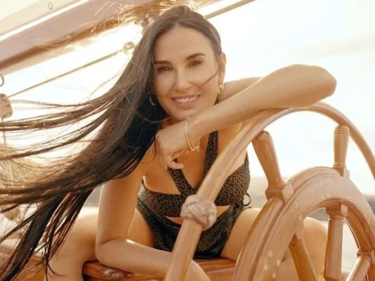 Demi Moore a pățit-o pe covorul roșu! Celebra actriță a suferit un incident vestimentar