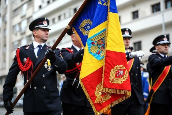 Lege promulgată: Pe drapelul României nu pot fi adăugate alte inscripţii în afara celor aprobate prin lege