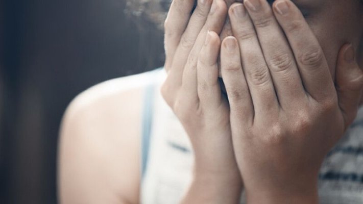 O adolescentă a fost ademenită de trei băieți într-o pădure și violată