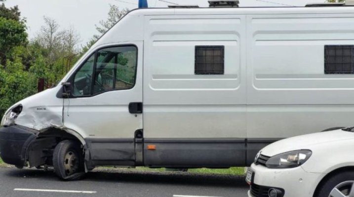 Dubă cu patru deținuți, accident cu poliția pe un drum din Buzău