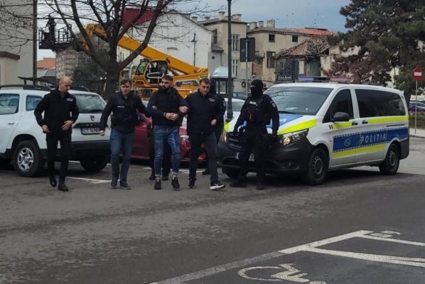 Valentino, șmecherul care s-a luat la harță cu polițiștii, în trafic, a scăpat de arestul preventiv. Video