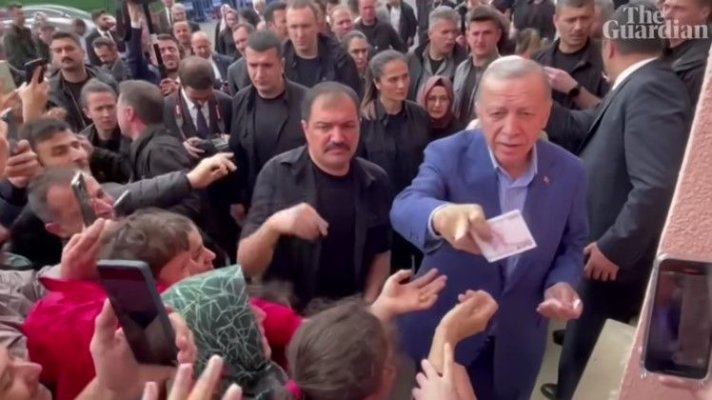 Erdogan, filmat în timp ce împărțea bani cash susținătorilor la o secție de vot. Video
