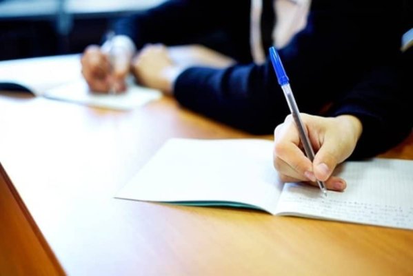 Noua lege a Educației: Profesorii nu mai au voie să dea meditații elevilor de la clasă