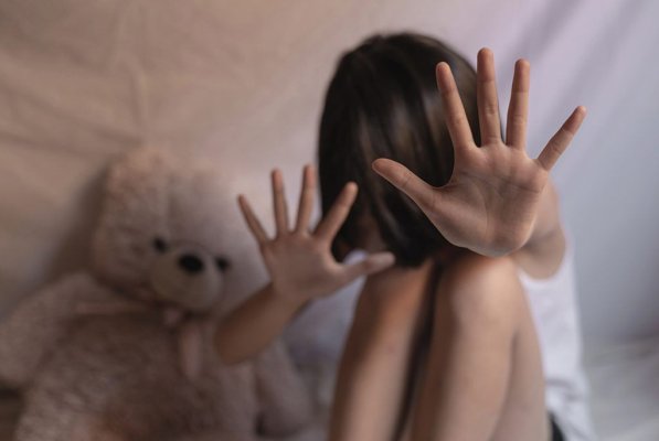 Abuzul din copilărie dublează riscul problemelor de sănătate la adulți
