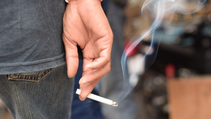 Senatul interzice fumatul la mai puțin 15 metri de stațiile de transport în comun