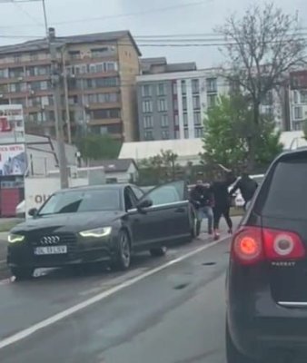 Și-a înjunghiat vărul cu o macetă, în mijlocul unei intersecții. Video