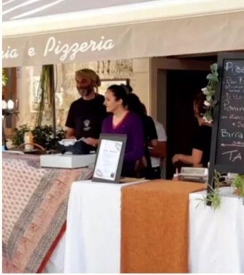 Alina Bica, fotografiată în timp ce vinde pizza în Italia