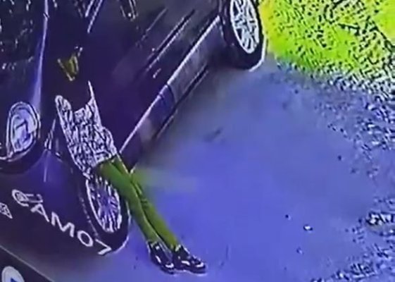 Cum fură un hoț capacele anvelopelor unei mașini, ziua în amiaza mare?! Video