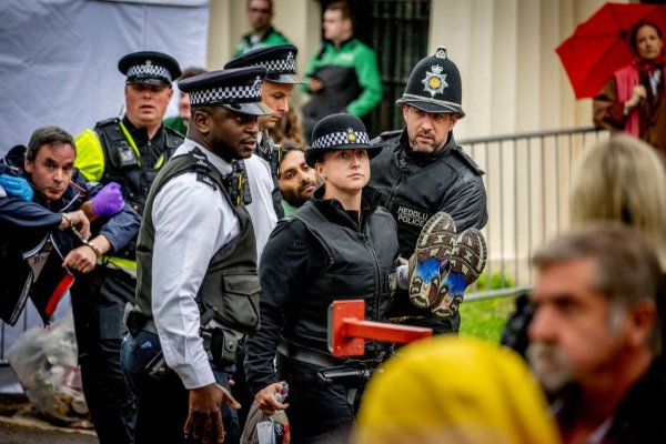 Marea Britanie: Poliţia şi-a exprimat regretul după reţinerea liderului grupării antimonarhiste Republic în timpul încoronării