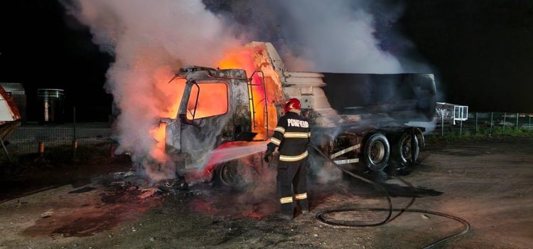 O basculantă a ars ca o torță, în Năvodari