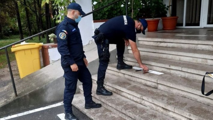 Un tânăr a fost prins după ce a intrat cu un cuțit într-un liceu