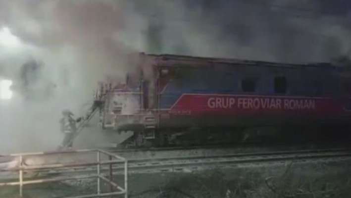 O locomotivă a luat foc într-o comună din Dâmbovița