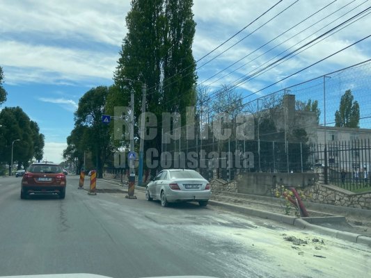 Panică în KM 4-5! O mașină a luat foc. Video