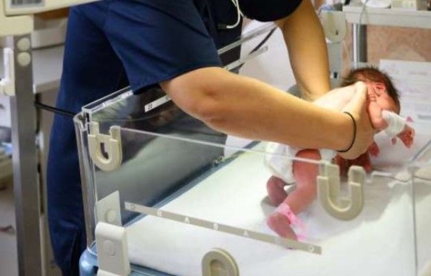 Salvaţi Copiii: 45 de maternităţi şi secţii de nou-născuţi au primit echipamente medicale de un milion de euro