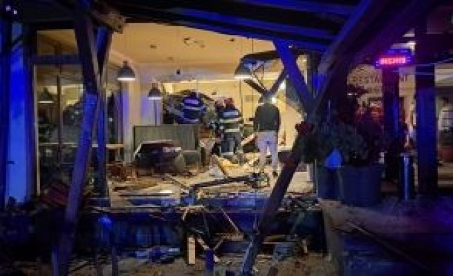 O mașină a intrat într-un restaurant din Cluj. Doi bărbați, duși la spital