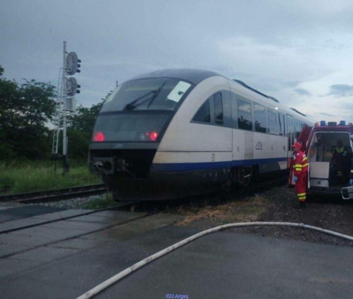 Un tren Sageata Albastra a luat foc langa Pitesti. Zeci de pasageri au fost evacuati